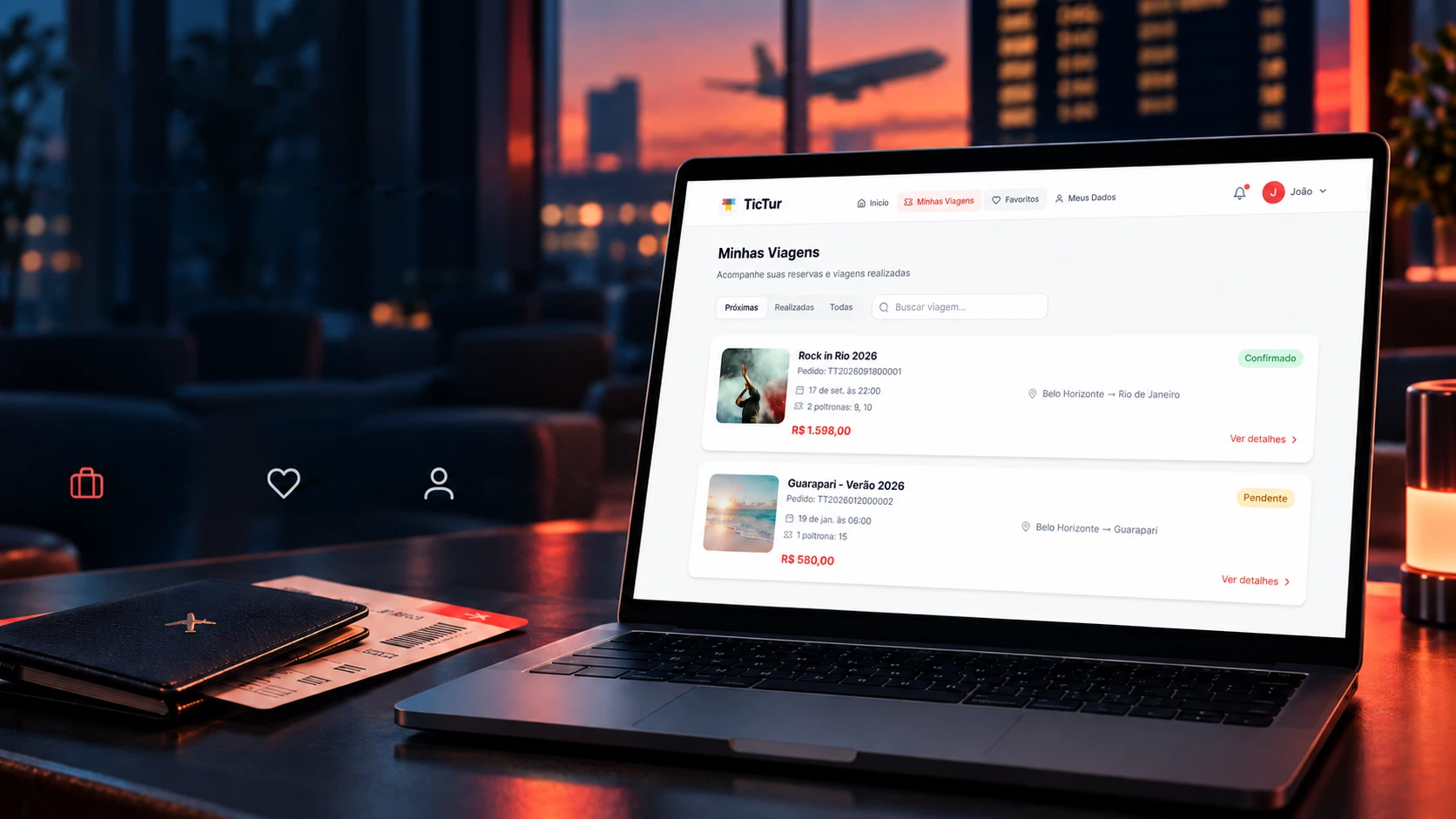 Notebook sobre una mesa al atardecer mostrando la pantalla Mis Viajes, con pasaporte y tarjeta de embarque; un avión en la ventana